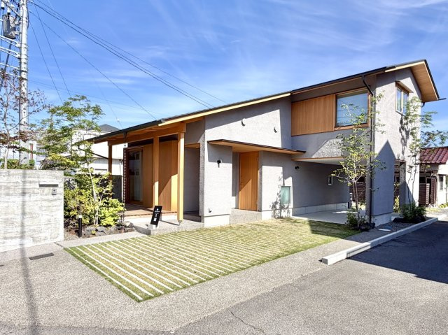【中古戸建】前橋市上新田町の外観|■外観｜外壁のアクセントカラーがシックな外観です。シンプルなデザインでありながらも「個性」を損なわず、お客様一人ひとりの暮らし方にフィットします。