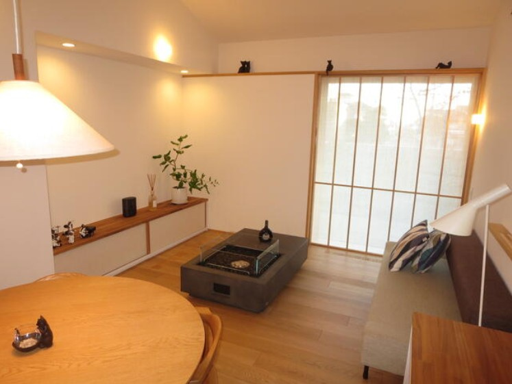 【中古戸建】前橋市上新田町の居間・リビング|■リビング｜時の流れと共に陽射しは装いを変え空間に新たな彩りを与えます。一日中家に居ても飽きることなく過ごすことができる素敵な空間です♪