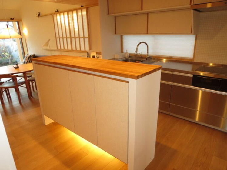 【中古戸建】前橋市上新田町のキッチン|■キッチン｜大きなお鍋や調理用具のも出し入れラクラクな収納がたっぷり！毎日使う場所だからこそ、無理のない姿勢で作業できるのは嬉しいポイントですね(*＾＾*)♪