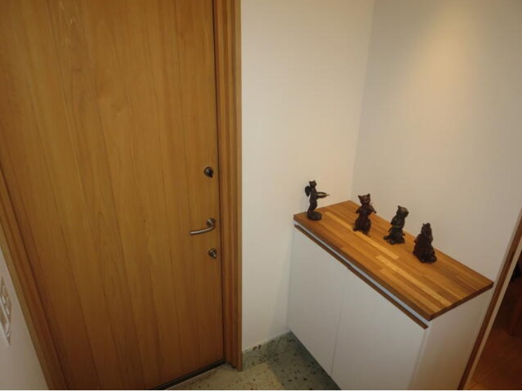 【中古戸建】前橋市上新田町の玄関|■玄関｜毎日の「いってらっしゃい」や「お帰りなさい」を大切なご家族と過ごす玄関は〈使いやすさ〉を追求しております。玄関横の物入は急な来客時でもさっとお片付けできるスペースを確保しています。