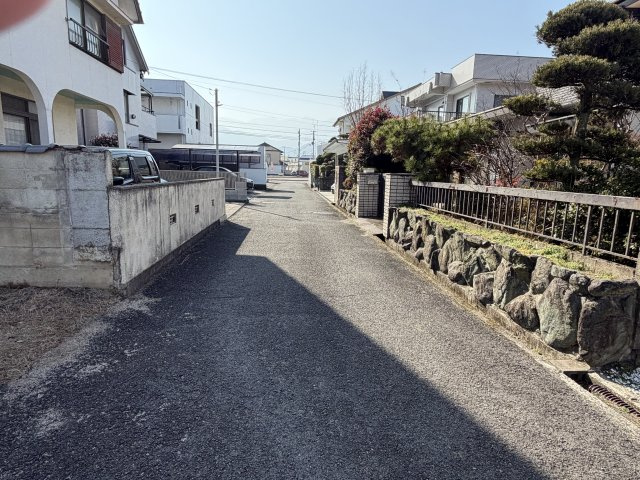 西条市喜多川375-4　売土地の前面道路含む現地写真