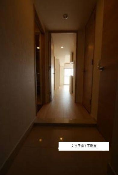 メゾンカルム市谷仲之町の玄関