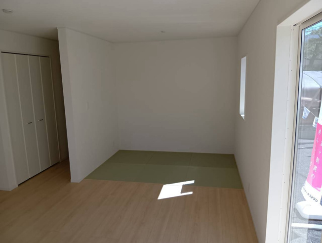 【洋室】 | 沼津市三枚橋第1 新築建売分譲住宅 土地＋建物 TW06204 | 沼津市三枚橋　1号棟　リビング　※令和8年10月1日撮影