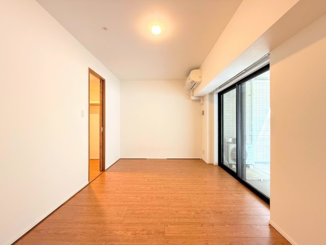 プレシス横濱山手パークフロントの洋室|◆室内はいつも明るい印象なので気持ちの良い朝を迎えられます。各部屋にはクローゼットを完備しており、収納が多いお家はすっきりして快適空間です。