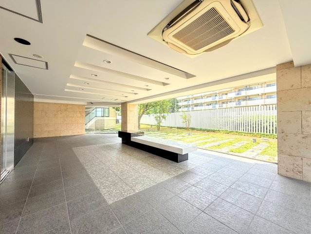 プレシス横濱山手パークフロントのエントランス|◆エントランスは、マンションの「顔」印象を左右する大事な空間です。居住者の帰り、訪れる方を優しく迎えてくれます。