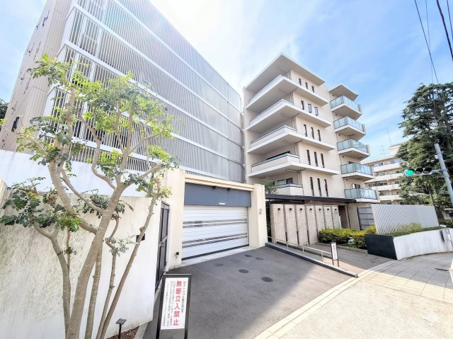 プレシス横濱山手パークフロントの外観|◆管理体制良好なマンションです。清潔感のあるエントランスに開放感のある住環境。
