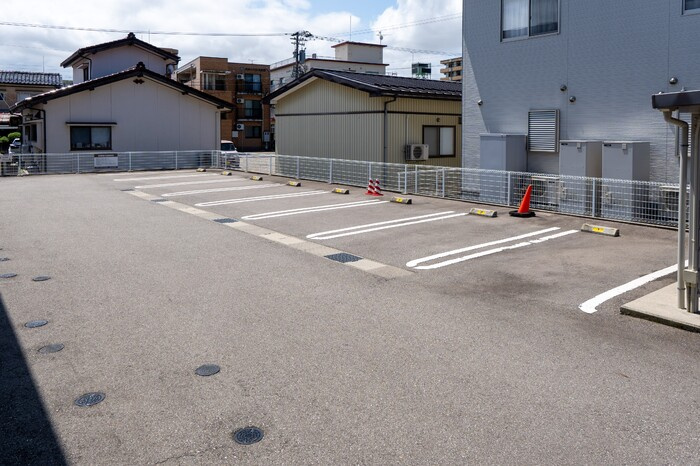 ロコモーション五福の駐車場