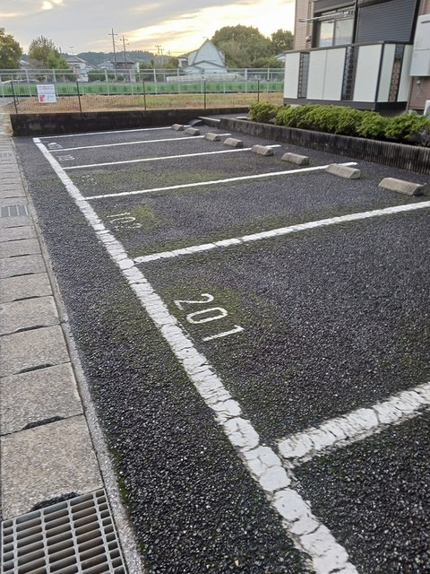 クリエイトメゾンの駐車場