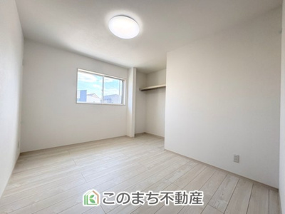 【洋室】 | ワイウッドコート栃木市大平町富田第1期　 | 窓が多く明るい室内が好印象☆