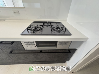 【キッチン】 | ワイウッドコート栃木市大平町富田第1期　 | 3口ビルトインコンロで同時調理可能☆時短家事につながりますね☆