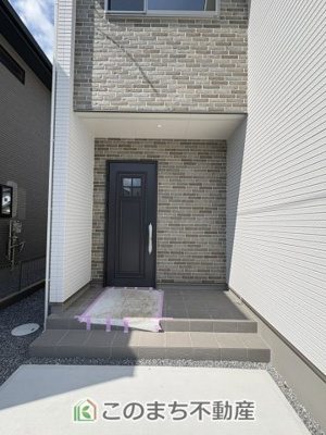【エントランス】 | ワイウッドコート栃木市大平町富田第1期　 | 雨の日の入退室も安心の玄関ポーチ☆