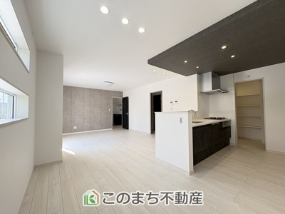 【居間・リビング】 | ワイウッドコート栃木市大平町富田第1期　 | 窓が多く明るいリビングスペース☆ご家族の団らんを明るい日差しがが照らします☆