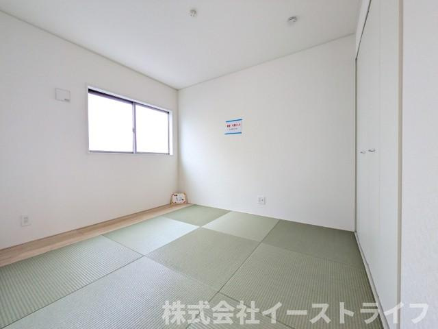 【新築戸建】　いわき市小名浜下神白第3の和室|2号棟写真　和室は遮音性に優れており、フローリングよりも柔らかいため、お子様のいるファミリーに人気です