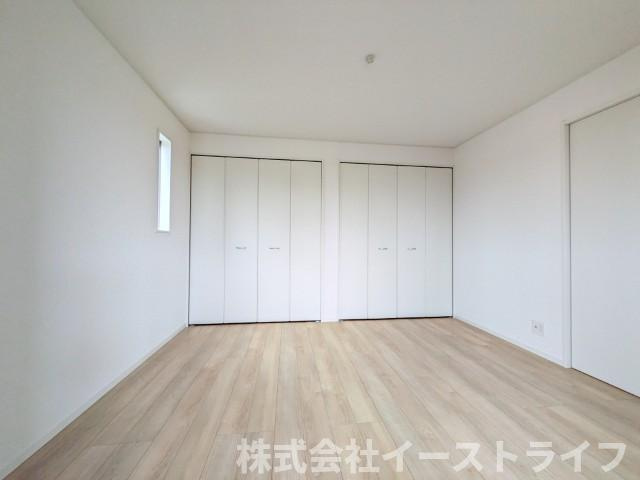 【新築戸建】　いわき市小名浜下神白第3の寝室|2号棟写真　フローリングのお部屋は耐久性があり傷が付きにくいので、一般的な使用ではメンテナンスはあまり必要ありません。また、汚れたらさっとふき取るだけで、きれいな場外を保つことができます。