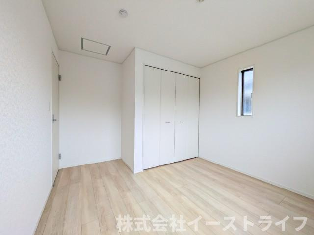 【新築戸建】　いわき市小名浜下神白第3の洋室|2号棟写真　洋室は和室と比べて家具を置いたり敷物を敷いたりと、カスタマイズ性が高いので、自分の好みの部屋にしやすいです♪