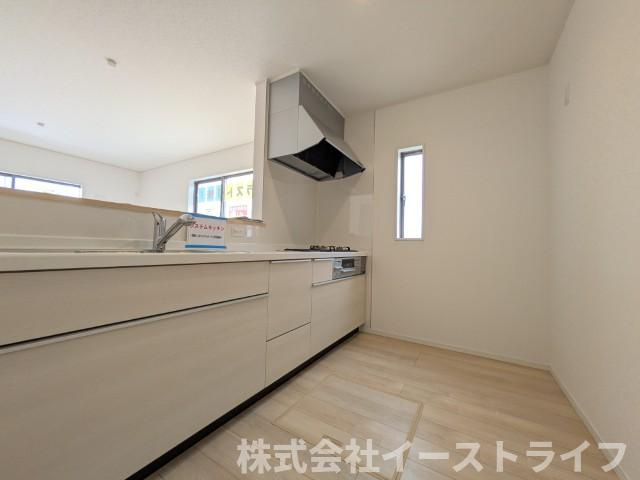 【新築戸建】　いわき市小名浜下神白第3のキッチン|2号棟写真　対面キッチンは家族とのコミュニケーションをとりながらお料理できるのが魅力です♪とくに小さなお子さんを持つご家庭では、調理中もお子さんの様子をみられるので大きな安心に繋がりますね♪