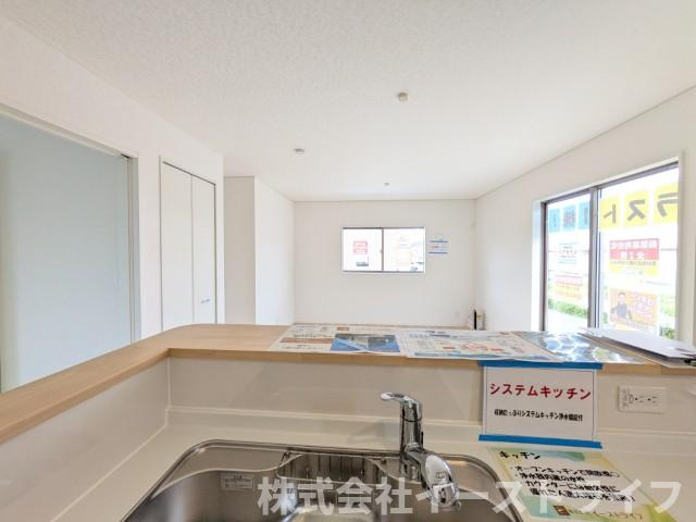 【新築戸建】　いわき市小名浜下神白第3のキッチン|2号棟写真　対面式キッチンなので、リビングルームにいるご家族の様子を見ながら調理ができ、小さなお子様がいるご家庭でも安心です。