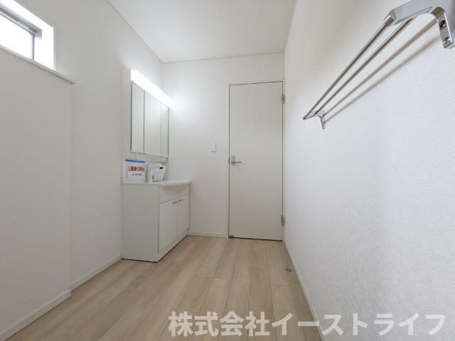 【新築戸建】　いわき市小名浜下神白第3の独立洗面台|2号棟写真　朝の身支度に便利な独立洗面台です。3面鏡で鏡の裏には収納スペースがあり、小物などをすっきり片づけることができます。