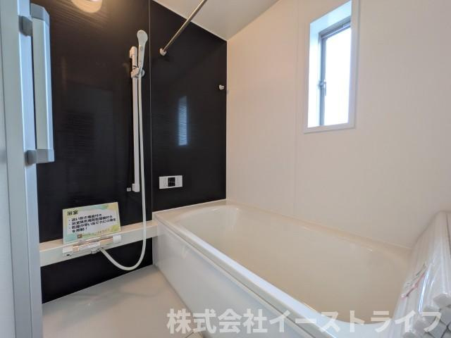 【新築戸建】　いわき市小名浜下神白第3の浴室|2号棟写真　リラックスできる雰囲気の浴室です。洗い場が広々としています。浴槽も広くリラックスするには最適です。