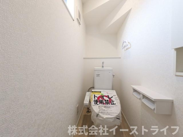 【新築戸建】　いわき市小名浜下神白第3のトイレ|2号棟写真　落ち着いた色調のトイレで、温水洗浄機能付き便座です