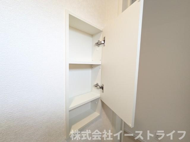 【新築戸建】　いわき市小名浜下神白第3のトイレ|2号棟写真　トイレットペーパーなどを収納できる棚が備え付けてあるので大変便利です！