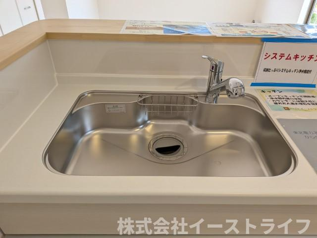 【新築戸建】　いわき市小名浜下神白第3のキッチン|2号棟写真　浄水器一体型水栓です。お掃除がしやすいのもシステムキッチンの魅力です(^^)/