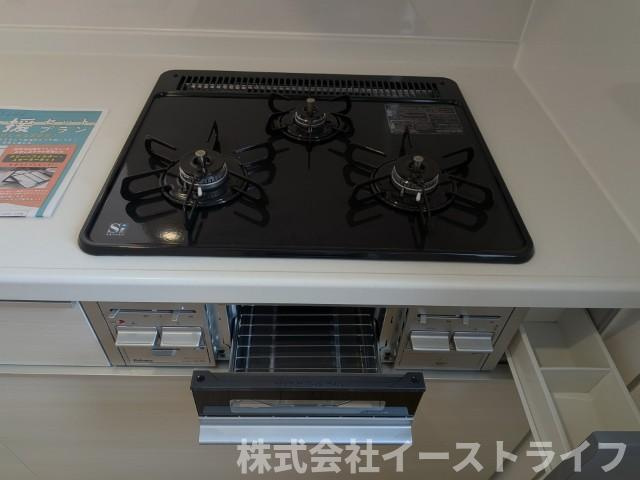 【新築戸建】　いわき市小名浜下神白第3のキッチン|2号棟写真　コンロが3口ついていて、お料理が好きな方にも、時短したい方にも嬉しいです♪調味料入れ、魚焼きグリルも付いています