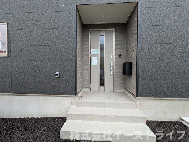【新築戸建】　いわき市小名浜下神白第3の玄関|2号棟写真　玄関ポーチにがついた落ち着いた玄関です