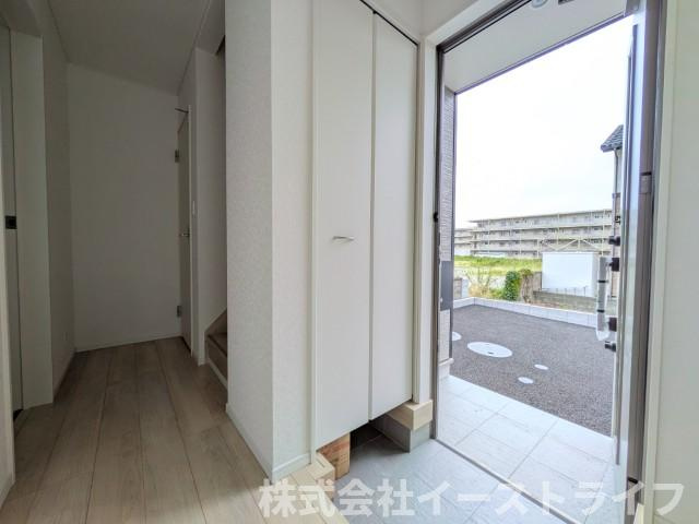 【新築戸建】　いわき市小名浜下神白第3の玄関|2号棟写真　玄関にはシューズクローゼットが付いています