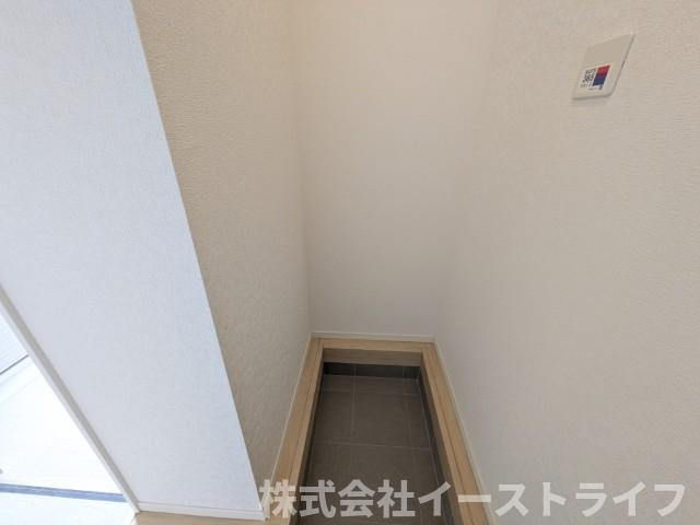 【新築戸建】　いわき市小名浜下神白第3の独立洗面台|2号棟写真　シューズBOXの向かいには土間収納がついているので、ベビーカーやゴルフバックを収納するのに大変便利です！