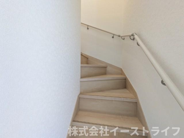 【新築戸建】　いわき市小名浜下神白第3の内装|2号棟写真　階段スペースです。手すりが付いているので安心です。