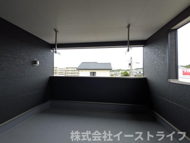 【新築戸建】　いわき市小名浜下神白第3のバルコニー|2号棟写真　インナーバルコニーは広々としていてお洗濯が楽ちんです。また日当たりを好む植物を育てるにはぴったりの空間なので、ガーデニングの場としても楽しむことができます◎