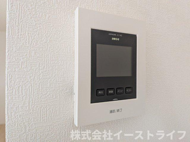 【新築戸建】　いわき市小名浜下神白第3のセキュリティ|2号棟写真　テレビモニター付きインターフォンです。玄関のドアを開けることなく来客の顔や声を確認できるため、トラブルの防止につながります。