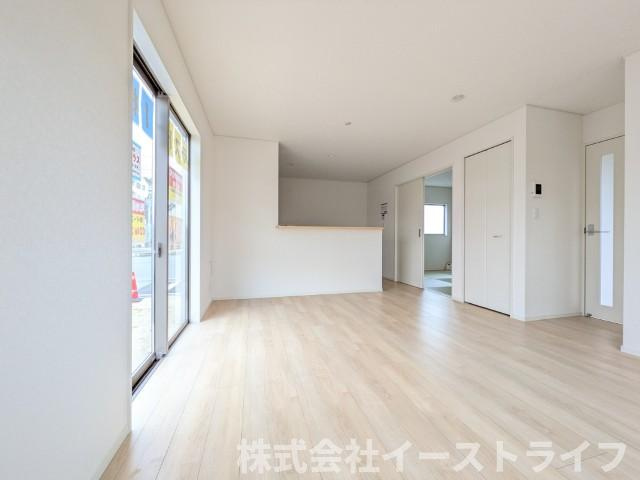 【新築戸建】　いわき市小名浜下神白第3の居間・リビング|2号棟写真　広いリビングは、ご家族でゆっくりくつろぎたい方におすすめです。