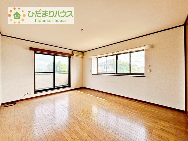 【寝室】 | つくばみらい市小張　中古戸建 | 大きなベッドを置いても余裕の広さの主寝室♪