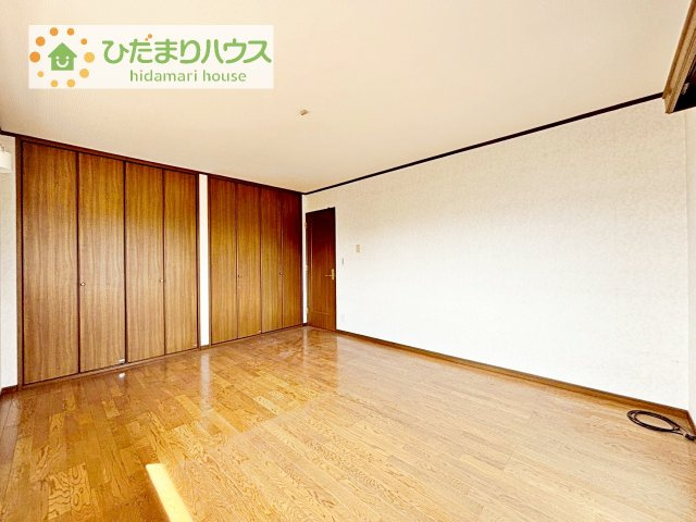 【寝室】 | つくばみらい市小張　中古戸建 | バルコニーに面している洋室は、主寝室にどうぞ(^^)/