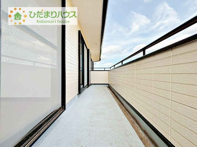 【バルコニー】 | つくばみらい市小張　中古戸建 | 広々としたバルコニー。お洗濯物もぜーんぶ干せちゃいます！！