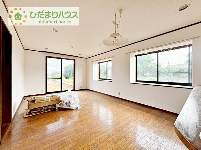 【居間・リビング】 | つくばみらい市小張　中古戸建 | お子様が元気に遊べる広々としたリビングです！