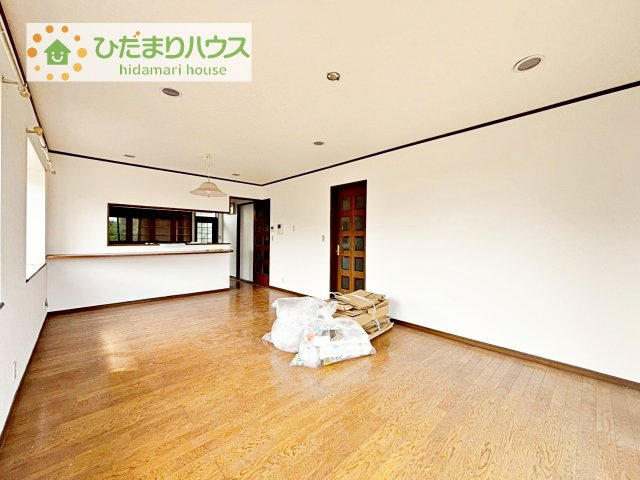【居間・リビング】 | つくばみらい市小張　中古戸建 | リビングの大きな窓からは、暖かな日の光が降り注ぎます・・・