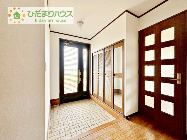 【玄関】 | つくばみらい市小張　中古戸建 | 玄関が広いので親子で並んで仲良く靴が履けますね(^^)/
