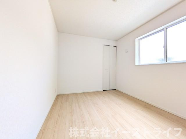 【新築戸建】　いわき市錦町第32の寝室|4号棟写真　フローリングのお部屋は耐久性があり傷が付きにくいので、一般的な使用ではメンテナンスはあまり必要ありません。また、汚れたらさっとふき取るだけで、きれいな場外を保つことができます。