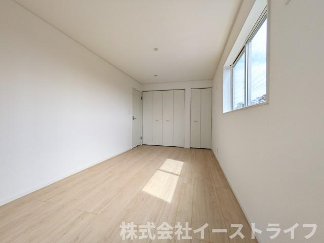 【新築戸建】　いわき市錦町第32の子供部屋|4号棟写真　家具などのインテリアともマッチしておしゃれ感が出しやすく、身の回りの整理がしやすいのも洋室の魅力です◎