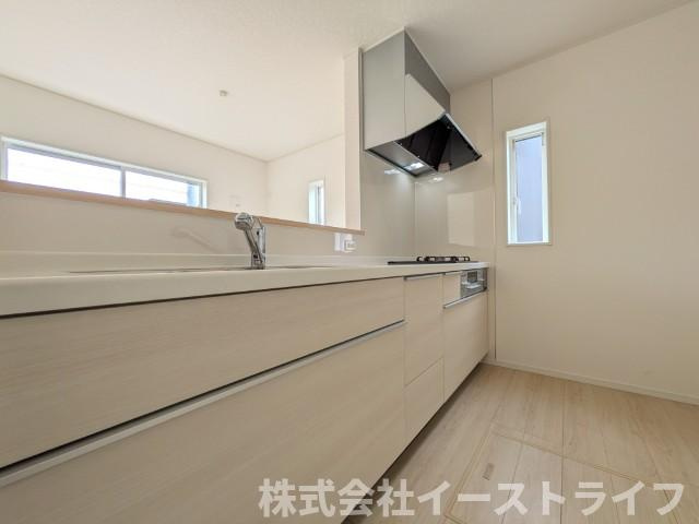 【新築戸建】　いわき市錦町第32のキッチン|4号棟写真　対面キッチンは家族とのコミュニケーションをとりながらお料理できるのが魅力です♪とくに小さなお子さんを持つご家庭では、調理中もお子さんの様子をみられるので大きな安心に繋がりますね♪