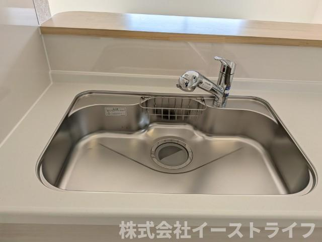 【新築戸建】　いわき市錦町第32のキッチン|4号棟写真　浄水器一体型水栓です◎対面式キッチンなので、リビングルームにいるご家族の様子を見ながら調理ができ、小さなお子様がいるご家庭でも安心です。