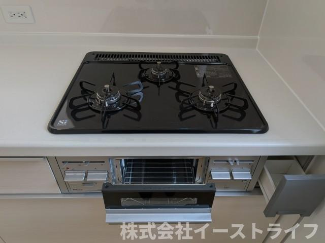 【新築戸建】　いわき市錦町第32のキッチン|4号棟写真　魚焼きグリルと調味料入れがついた使い勝手のよい3口コンロです。