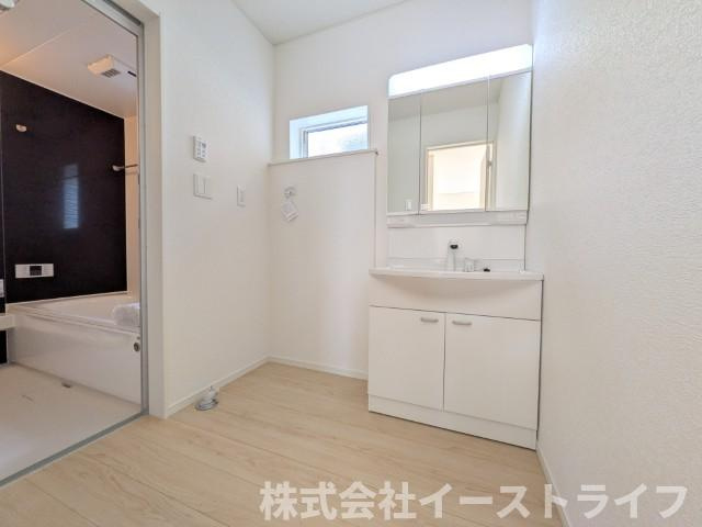 【新築戸建】　いわき市錦町第32の独立洗面台|4号棟写真　朝の身支度に便利な独立洗面台です。3面鏡で鏡の裏には収納スペースがあり、小物などをすっきり片づけることができます。