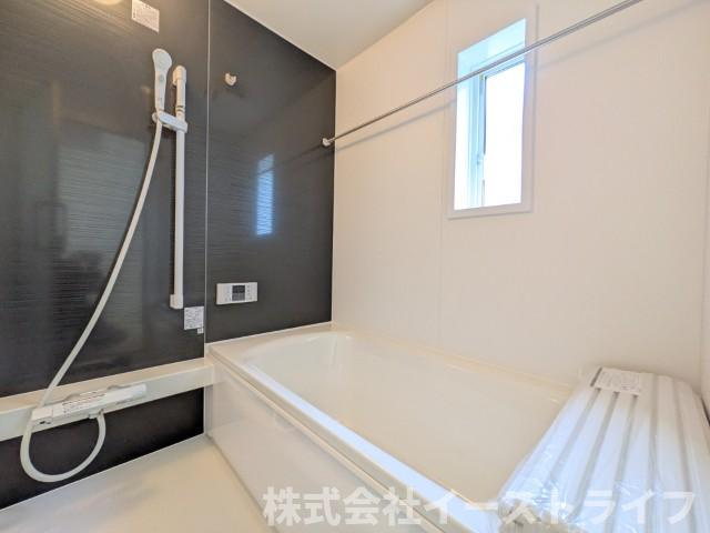 【新築戸建】　いわき市錦町第32の浴室|4号棟写真　リラックスできる雰囲気の浴室です。洗い場が広々としています。浴槽も広くリラックスするには最適です。