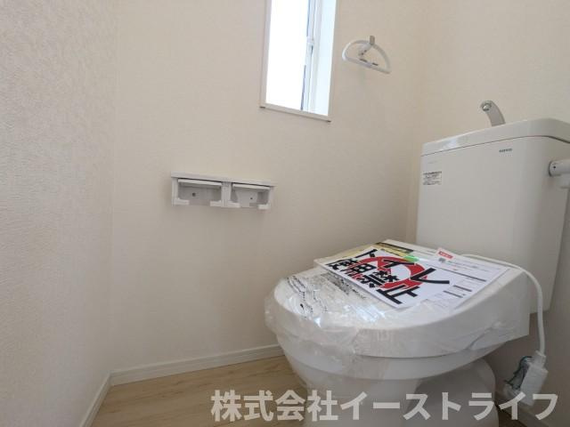 【新築戸建】　いわき市錦町第32のトイレ|4号棟写真　落ち着いた色調のトイレで、温水洗浄機能付き便座です。2階にもあるので、利便性が◎