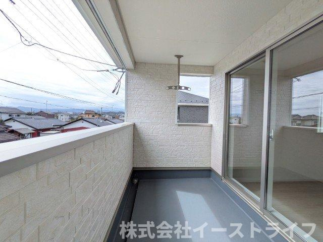 【新築戸建】　いわき市錦町第32のバルコニー|4号棟写真　インナーバルコニーは広々としていてお洗濯が楽ちんです。また日当たりを好む植物を育てるにはぴったりの空間なので、ガーデニングの場としても楽しむことができます◎