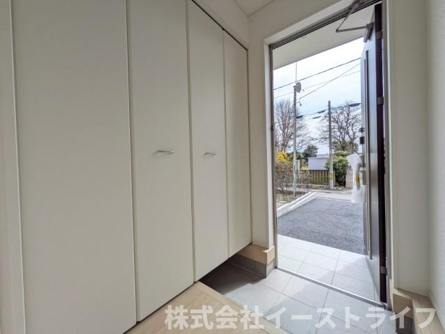 【新築戸建】　いわき市錦町第32の内装|4号棟写真　玄関収納は天井いっぱいまであり靴の整理に困りません！